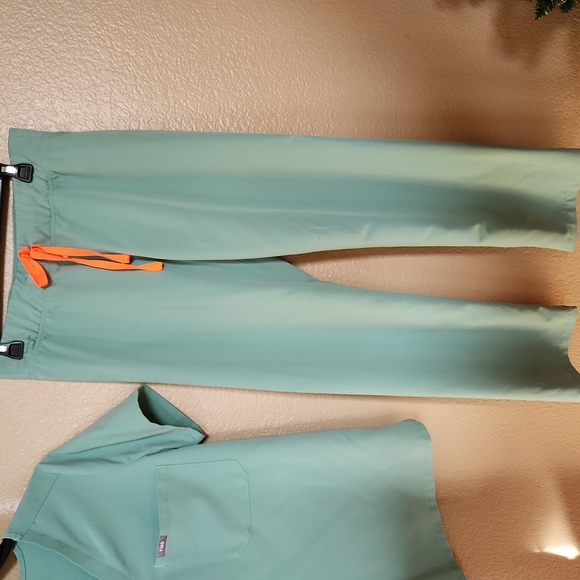 Figs Scrubs set in Jade Green, Top S, Pants MP - Picture 4 of 8